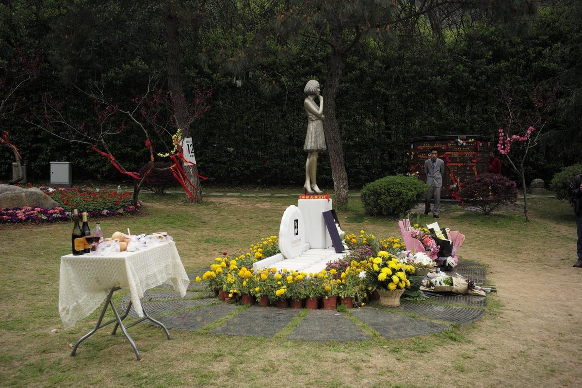 姚贝娜墓前花团锦簇 人们没忘记这个音乐天使